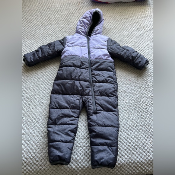 Snowsuit comes with the option to cover hands and feet - Picture 3 of 3
